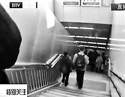 男子走進(jìn)地鐵站后搖身一變成了腿部殘疾人