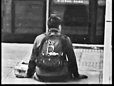 男子裝瘸乞討在京買兩套房