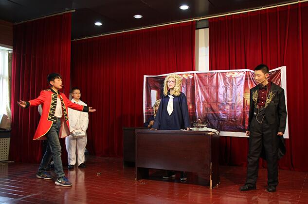 圖為城區(qū)初中“經(jīng)典閱讀”課本劇展演現(xiàn)場
