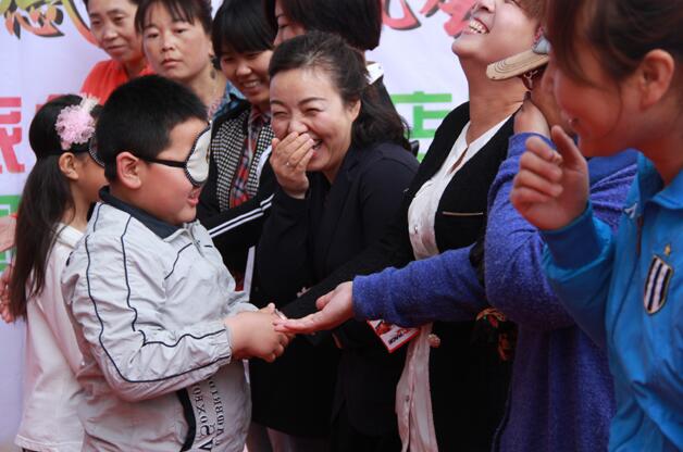 城區(qū)青年旅行社舉行了“感恩母親 伴您一生”親子互動(dòng)活動(dòng)