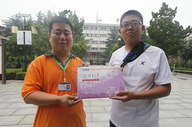 趙鋆峰(右)收到錄取通知書。本報(bào)記者 焦宇 攝
