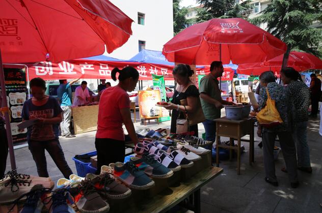 創(chuàng)業(yè)產(chǎn)品受到居民的青睞。陳馬利 攝
