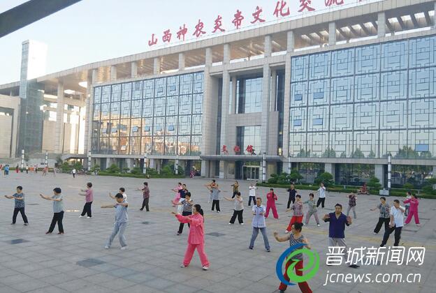 高平市炎帝公園休閑廣場有一支練習太極拳的隊伍