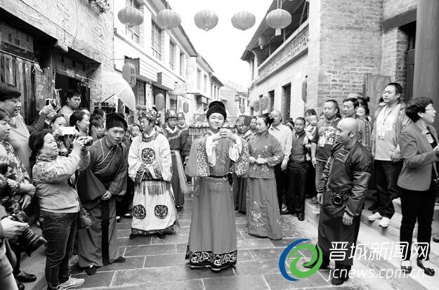 圖為2015年在大陽(yáng)古鎮(zhèn)攝影展上的畫(huà)面。
