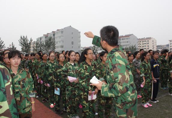 鳳鳴中學(xué)公寓樓進(jìn)行消防應(yīng)急疏散演練