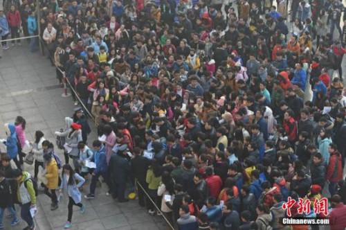 國(guó)考報(bào)名過(guò)半程:最熱崗近1500:1 千余崗無(wú)人問(wèn)津