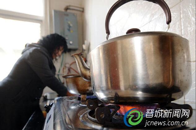 沁水縣嘉峰鎮(zhèn)李莊村村民在用煤層氣做飯