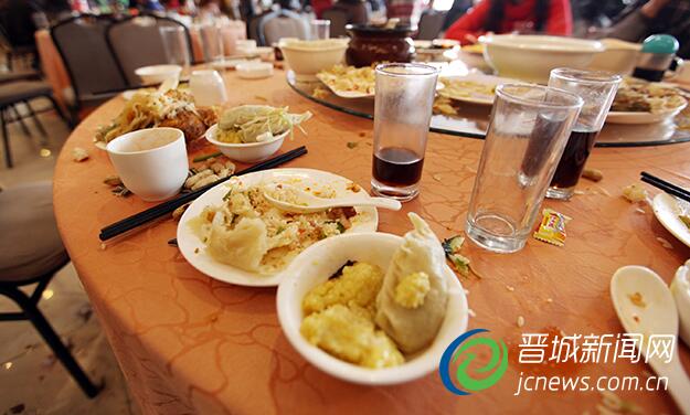 宴會(huì)上的浪費(fèi)很嚴(yán)重。