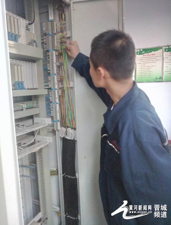 “小馬哥”正在檢查配電柜線路