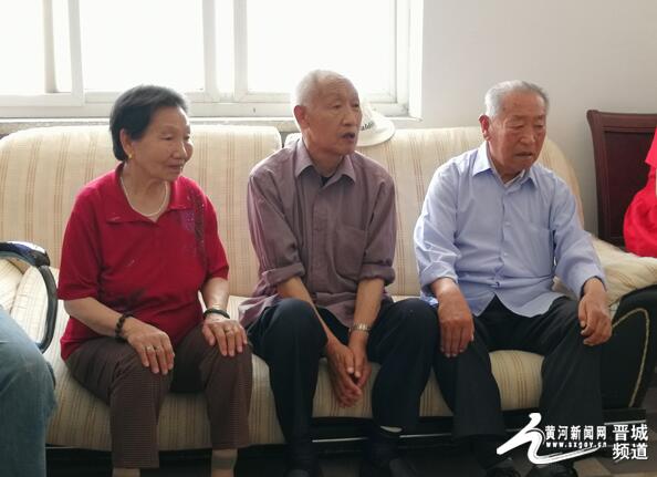 三名捐資助學(xué)的老人