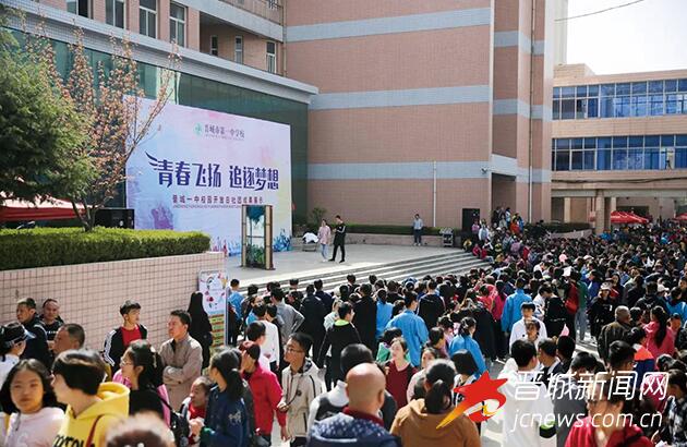 學校里人頭攢動。