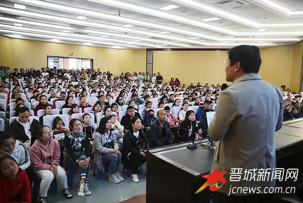 科技樓報告廳里座無虛席。